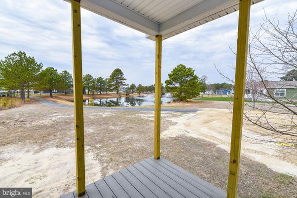 Exterior, Lake