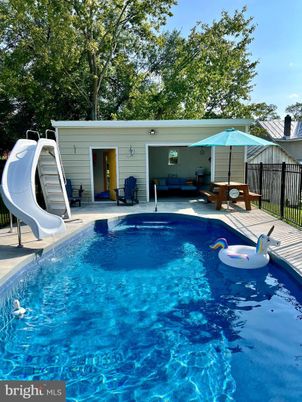 Exterior, Playground, Pool