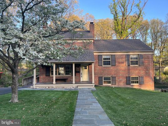 Exterior, Facade, Brick Facade, Split Level