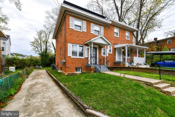 Backyard, Exterior, Facade, Brick Facade, American Foursquare