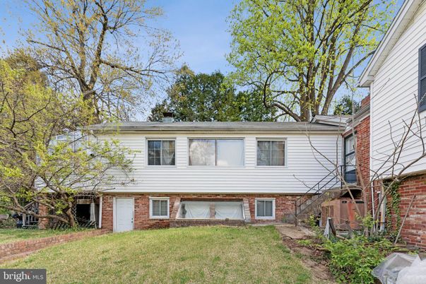 Exterior, Facade, Brick Facade, Raised Ranch