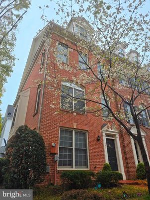 Exterior, Facade, Brick Facade, Rowhouse