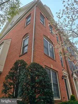 Exterior, Facade, Brick Facade, Rowhouse