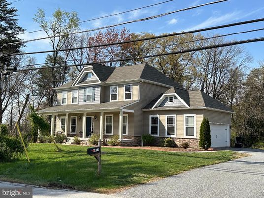 Attached, Exterior, Facade, Queen Anne Victorian
