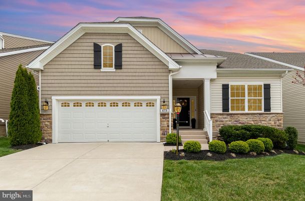 Attached, Exterior, Facade, American Craftsman