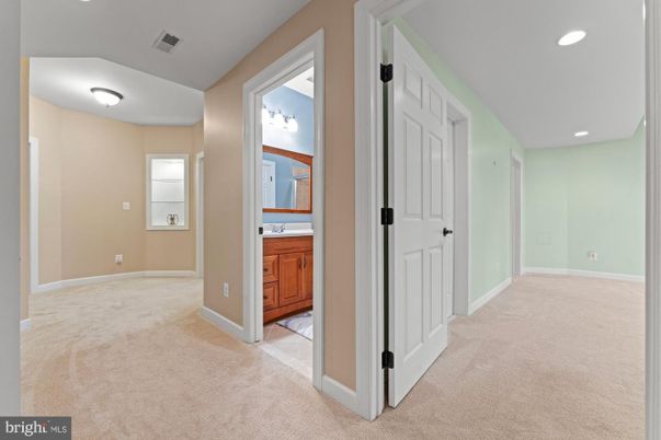 Empty room, Interior, Recessed Lighting