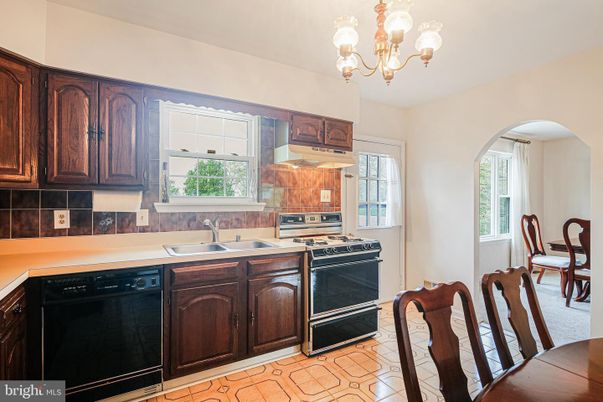 Chandelier, Dining room, Interior, Kitchen