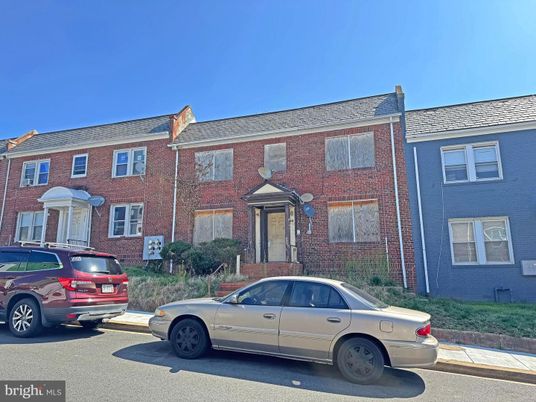 Exterior, Facade, Brick Facade, Rowhouse