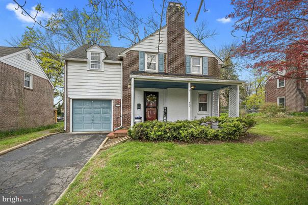 Attached, Exterior, Facade, Brick Facade, Queen Anne Victorian
