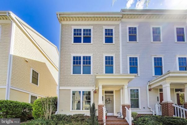 Exterior, Facade, Rowhouse