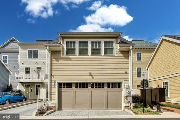Attached, Exterior, Facade, Rowhouse