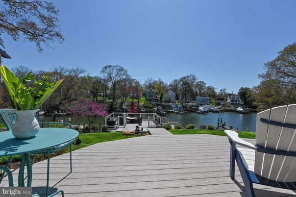 Exterior, Lake