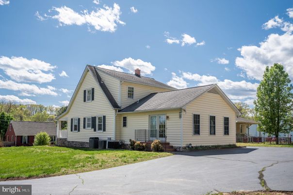 Exterior, Facade, Farmhouse