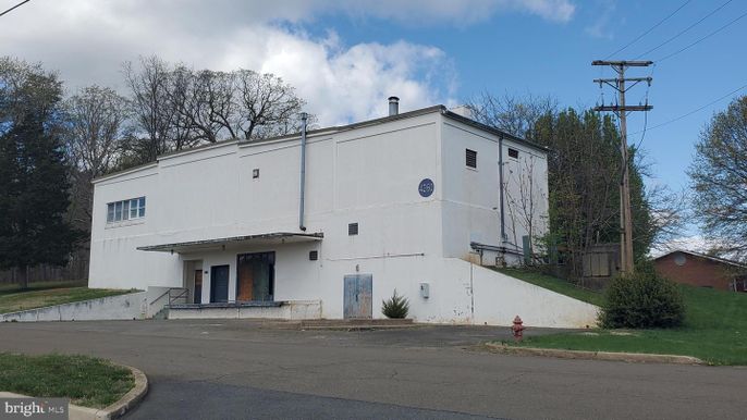Exterior, Facade, Modern