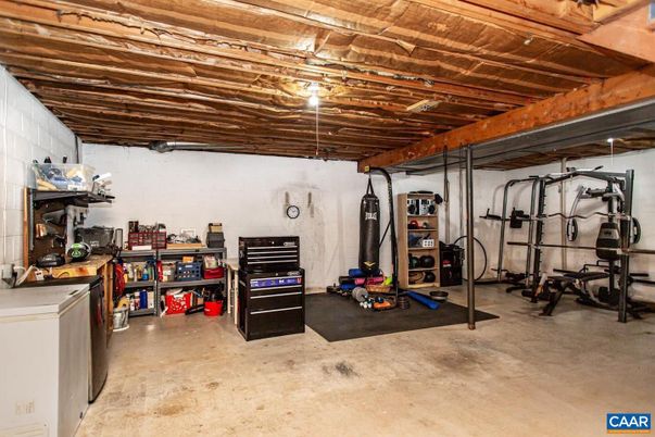 Fitness Equipment, Garage, Interior, Wooden Beams