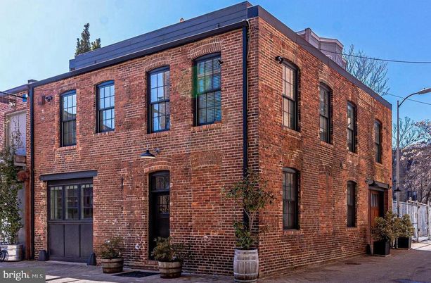 Exterior, Facade, Brick Facade, Rowhouse