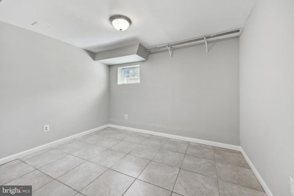 Empty room, Interior, Walk-in Closets