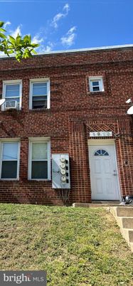 Exterior, Facade, Brick Facade, Rowhouse