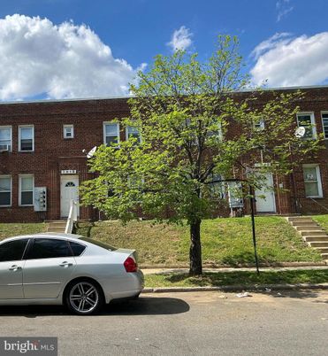 Exterior, Facade, Brick Facade, Rowhouse