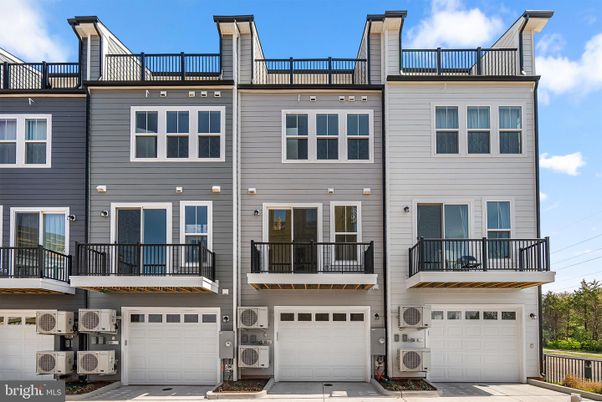 Attached, Exterior, Facade, Rowhouse