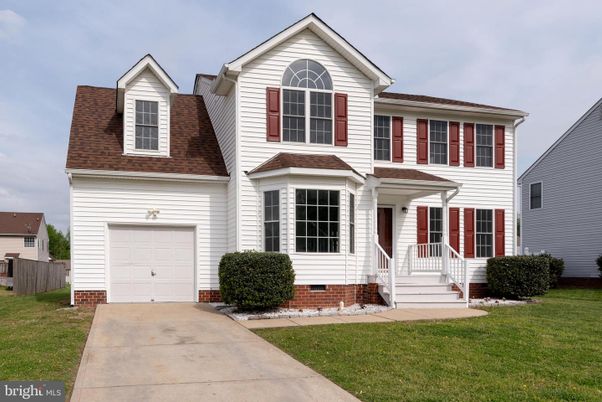Attached, Exterior, Facade, Farmhouse