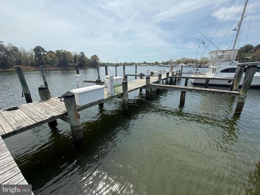 Exterior, Lake