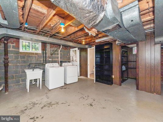 Interior, Washer, Wooden Beams