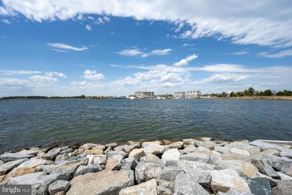Exterior, Lake