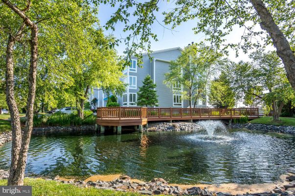 Exterior, Lake