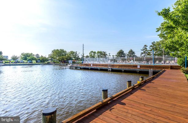 Exterior, Lake