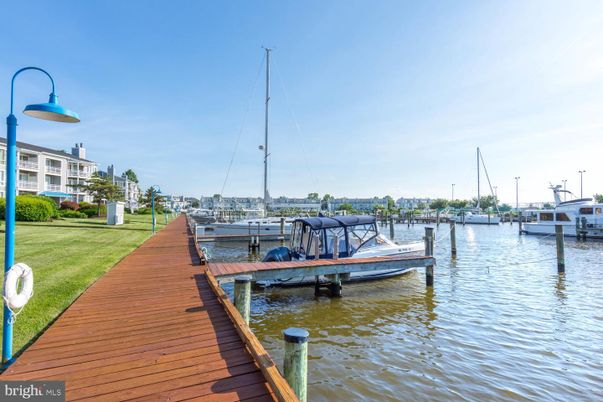 Exterior, Lake