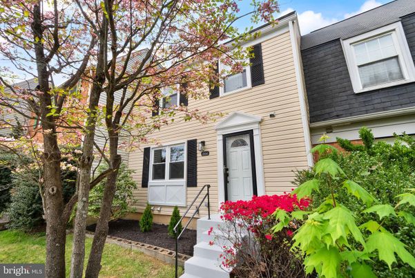Exterior, Facade, Rowhouse