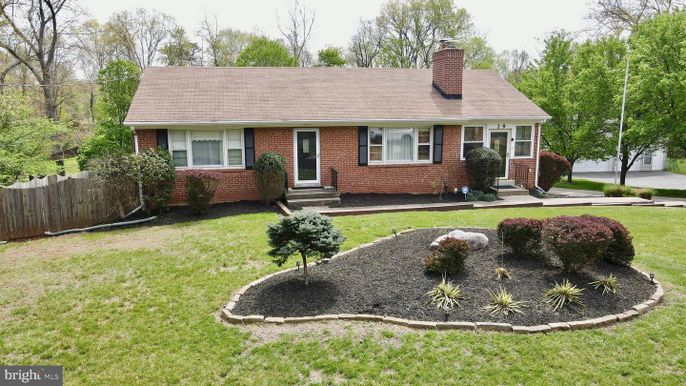 Exterior, Facade, Brick Facade, Cape Cod