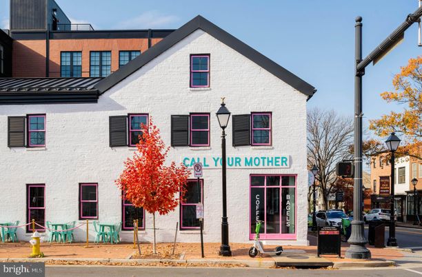 Exterior, Facade, Modern