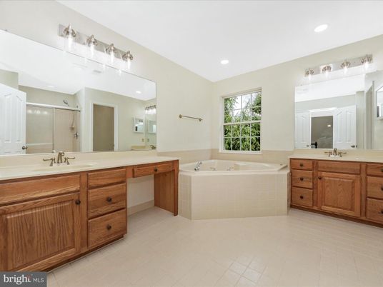 Bathroom, Dual Sink Vanities, Interior, Recessed Lighting