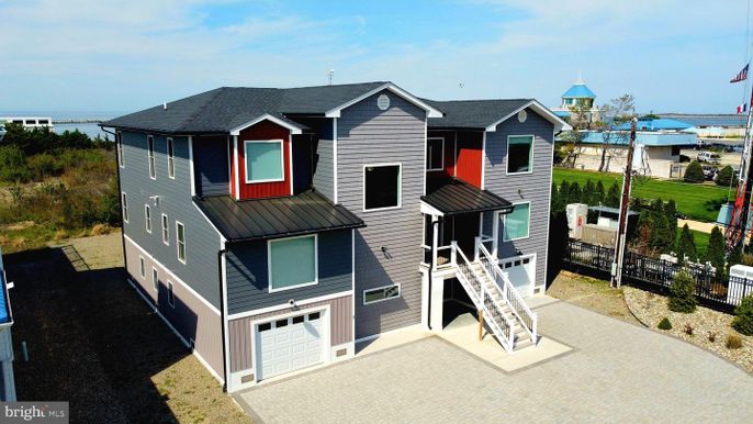 Attached, Exterior, Facade, Rowhouse