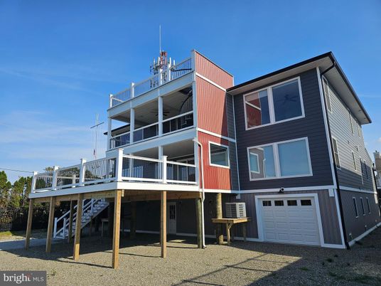Attached, Exterior, Facade, Modern