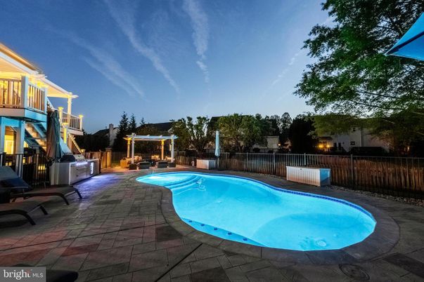 Exterior, Pool
