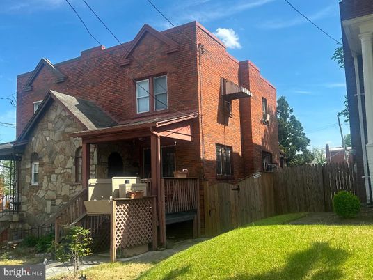 Exterior, Facade, Brick Facade, Rowhouse