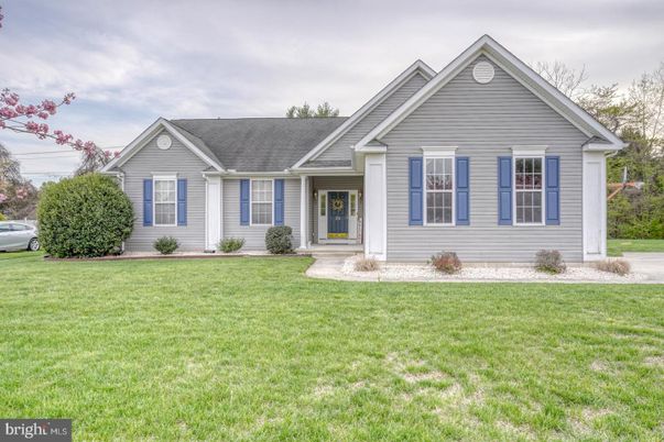 Exterior, Facade, Ranch