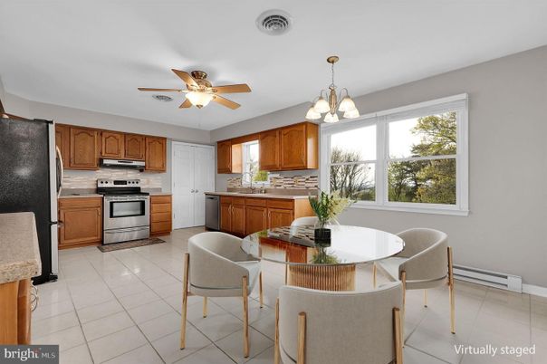Chandelier, Dining room, Interior, Kitchen, Stainless Steel Appliances