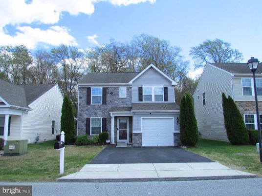 Attached, Exterior, Facade, Farmhouse