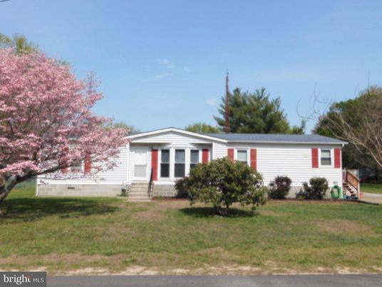Exterior, Facade, Ranch