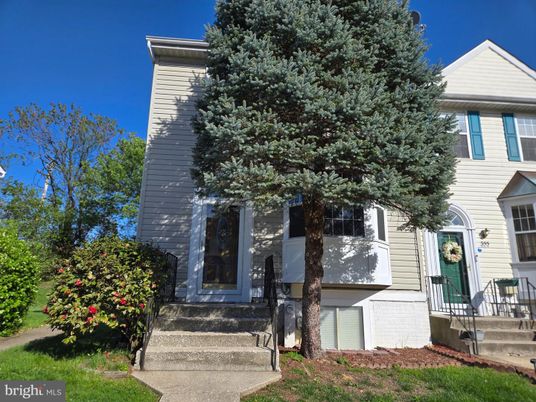 Exterior, Facade, Rowhouse