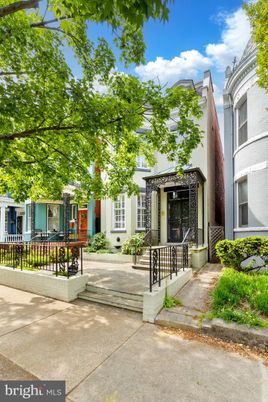 Exterior, Facade, Rowhouse
