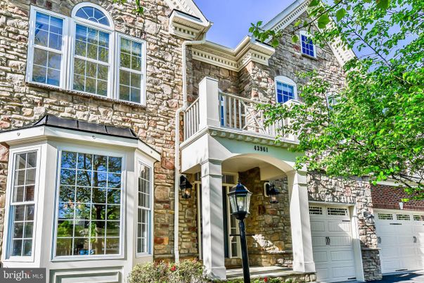 Attached, Exterior, Facade, Rowhouse