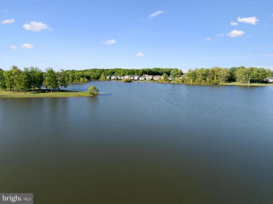 Exterior, Lake