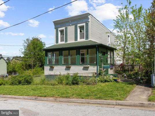 Exterior, Facade, American Foursquare