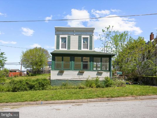 Exterior, Facade, American Foursquare