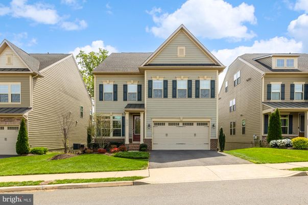 Attached, Exterior, Facade, Rowhouse
